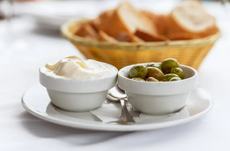 Pan con aceitunas y alioli