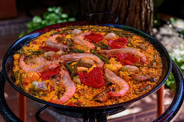 Paella de arroz con carne y verduras