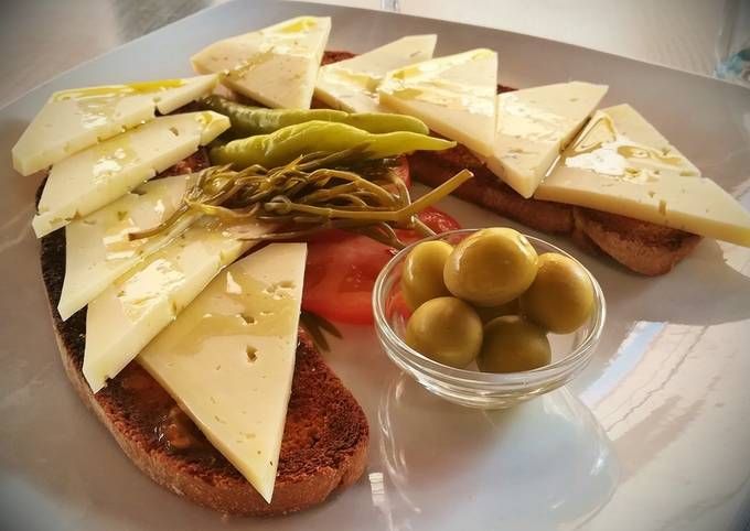 Pa amb oli con queso, tomate y aceitunas